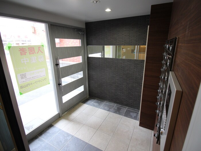 物件外観写真5　(エントランス部分)