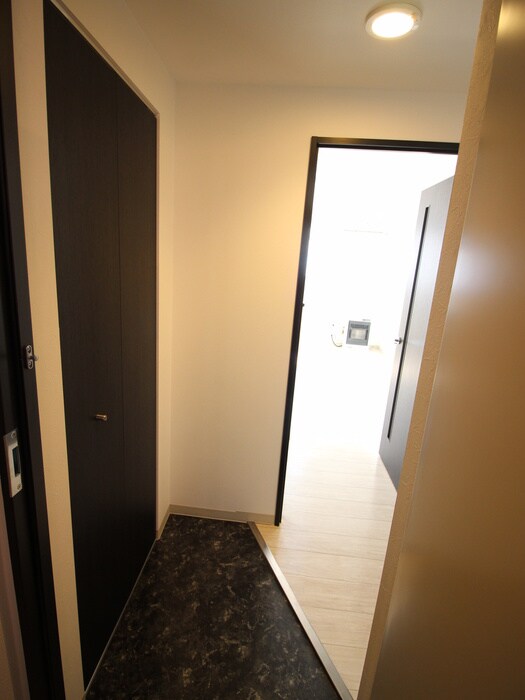 物件内観写真16　(玄関)
