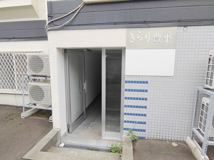 物件外観写真3　(エントランス部分)