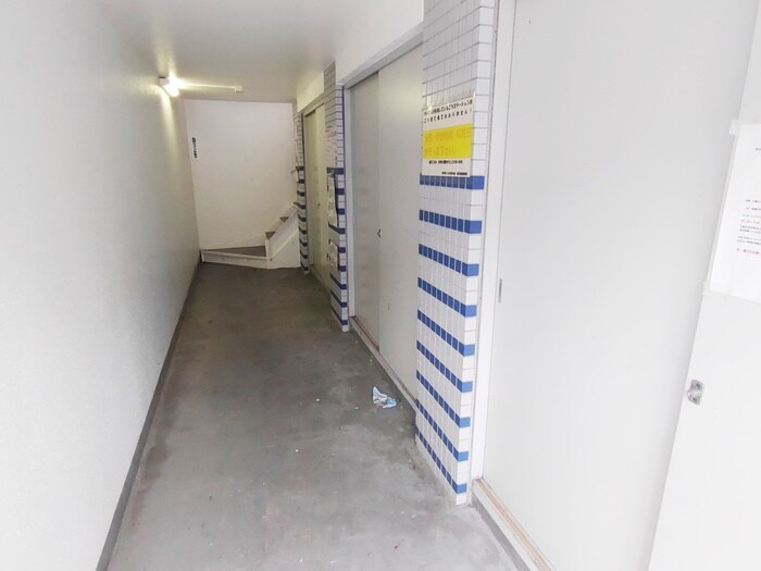 物件外観写真6　(エントランス部分)