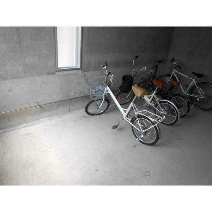 物件外観写真4　(駐輪場)