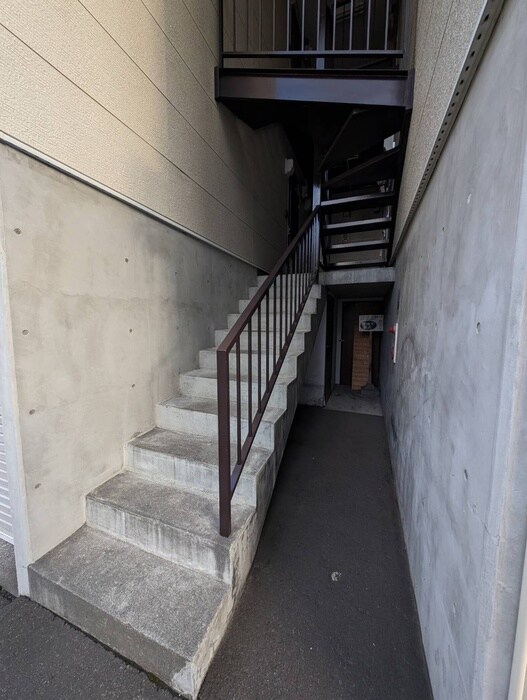 物件外観写真3　(エントランス部分)