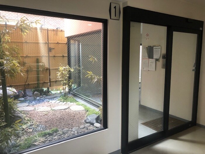 物件外観写真6　(エントランス部分)