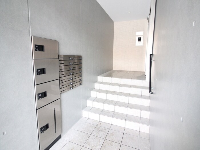 物件外観写真4　(エントランス部分)