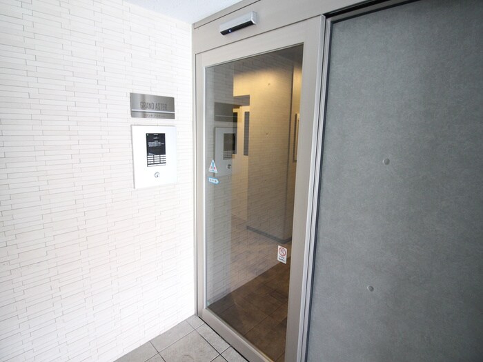 物件外観写真5　(エントランス部分)