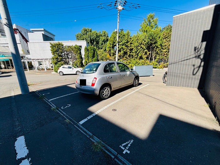 物件外観写真4　(駐車場)