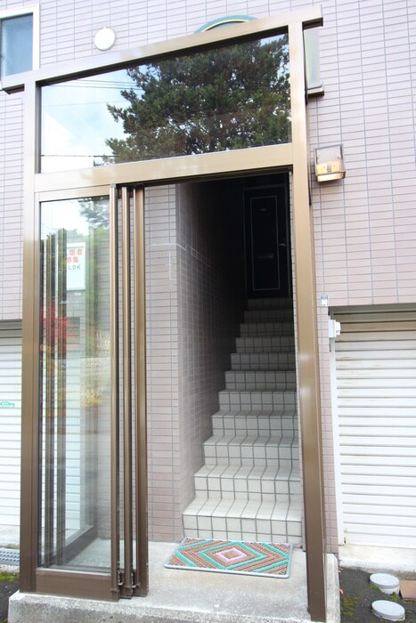 物件外観写真6　(エントランス部分)