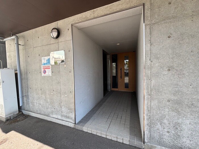 物件外観写真3　(エントランス部分)