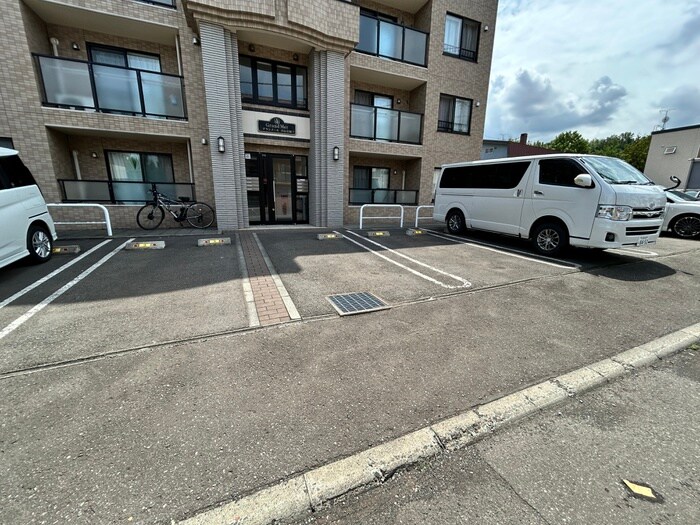 物件外観写真3　(駐車場)