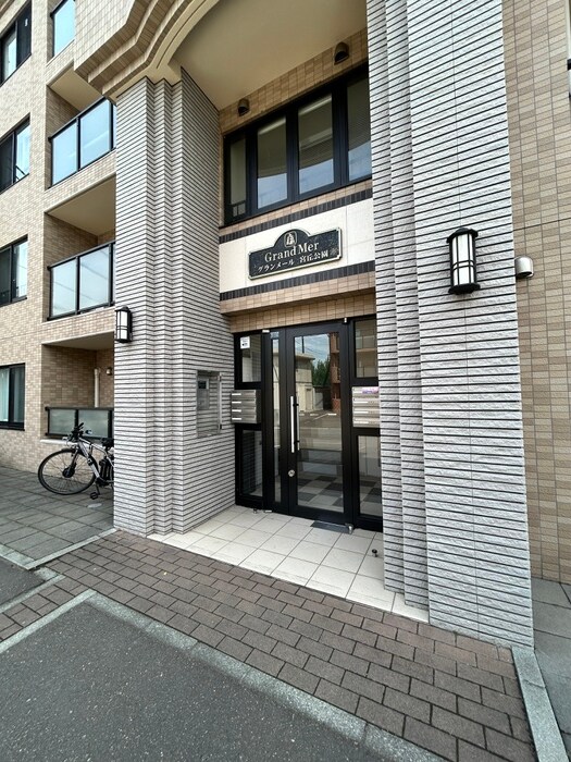 物件外観写真4　(エントランス部分)