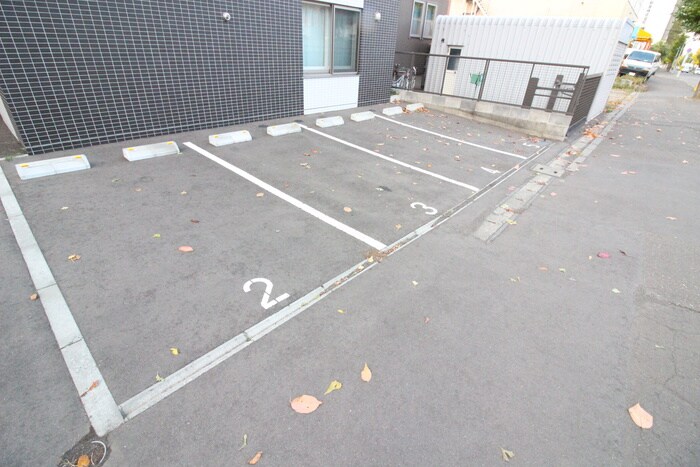 物件外観写真6　(駐車場)