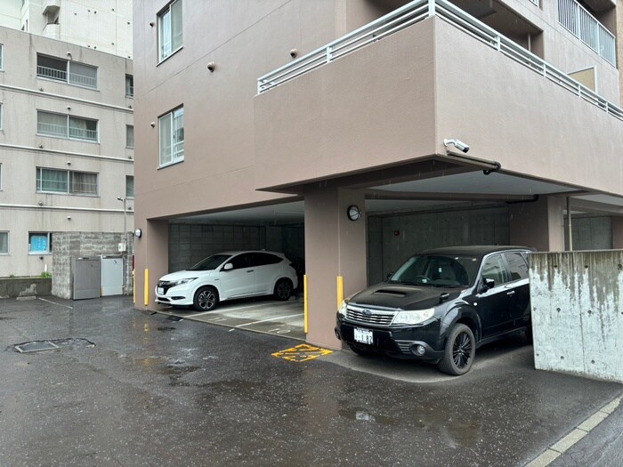 物件外観写真4　(駐車場)