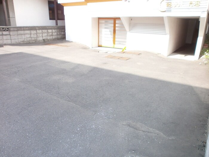 物件外観写真2　(駐車場)