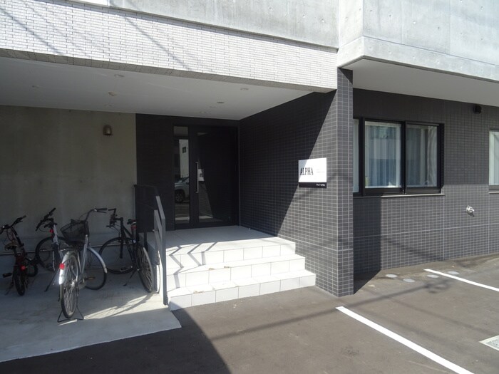 物件外観写真3　(エントランス部分)