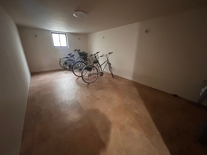 物件外観写真4　(駐輪場)