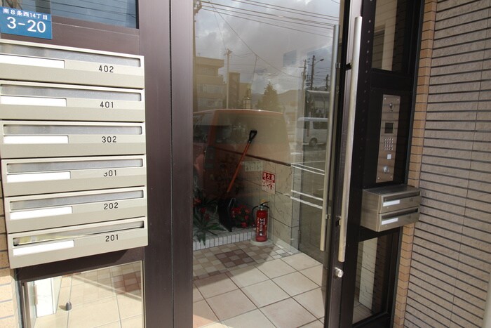 物件外観写真4　(エントランス部分)