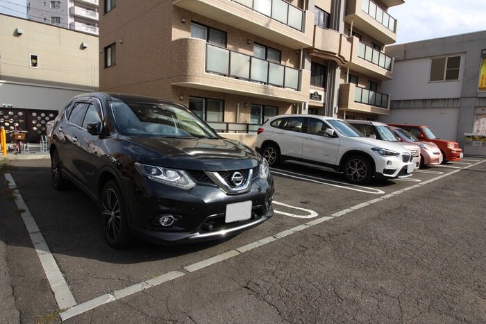 物件外観写真5　(駐車場)