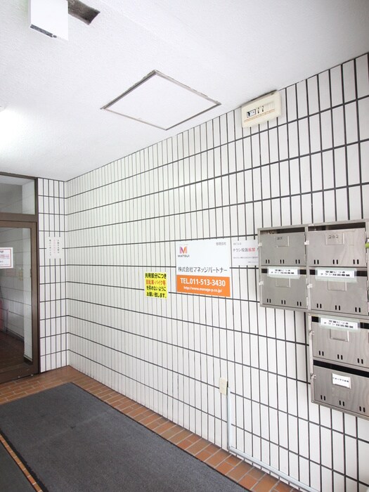 物件外観写真4　(エントランス部分)