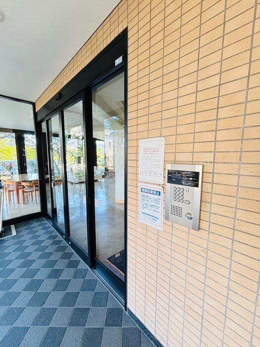 物件外観写真6　(エントランス部分)