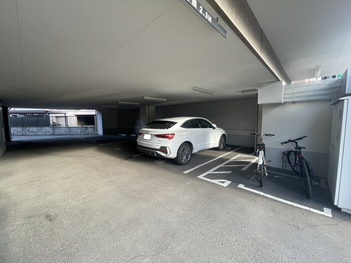 物件外観写真4　(駐車場)