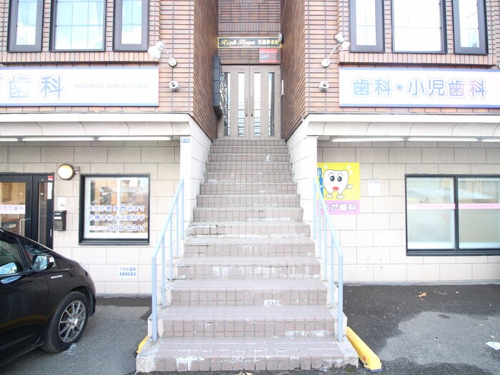 物件外観写真4　(エントランス部分)