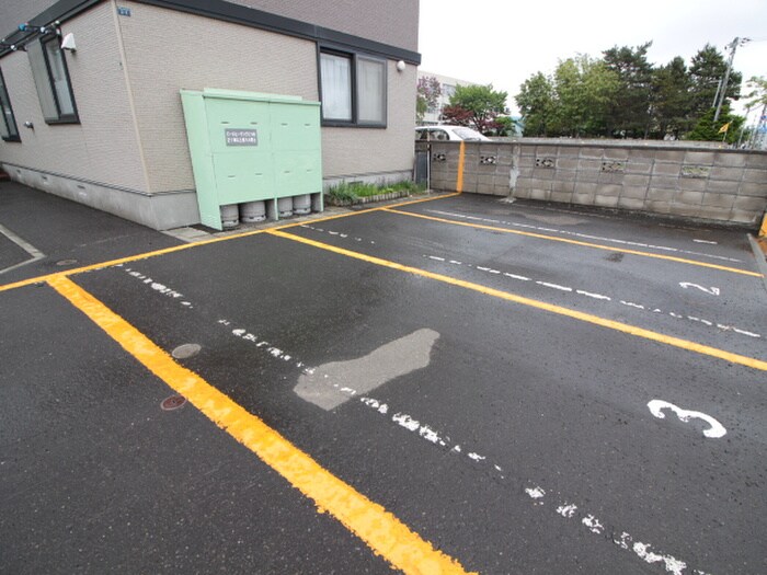 物件外観写真5　(駐車場)