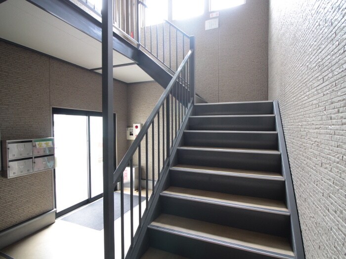 物件外観写真6　(エントランス部分)