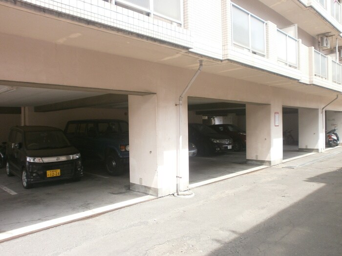 物件外観写真5　(駐車場)