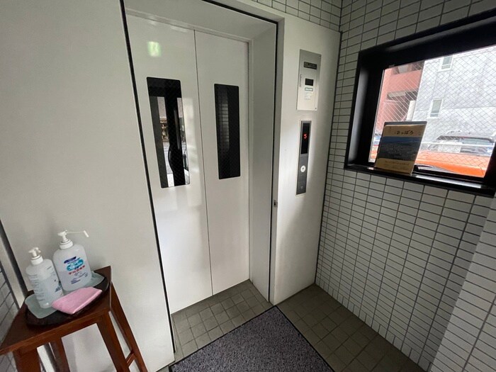 物件外観写真6　(エントランス部分)