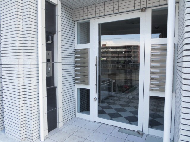 物件外観写真2　(エントランス部分)