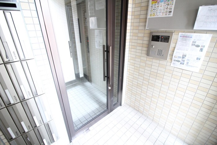 物件外観写真3　(エントランス部分)