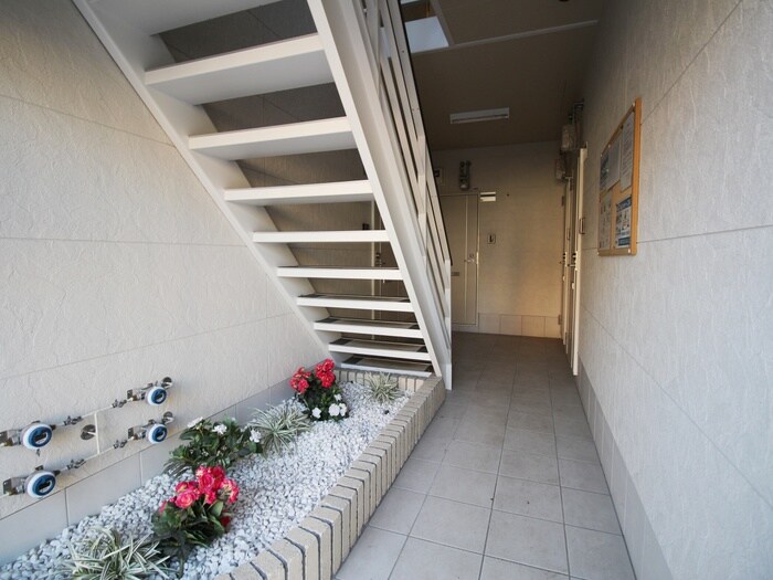 物件外観写真3　(エントランス部分)