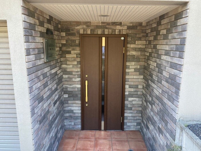 物件外観写真3　(エントランス部分)