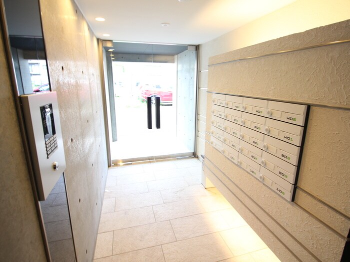 物件外観写真3　(エントランス部分)