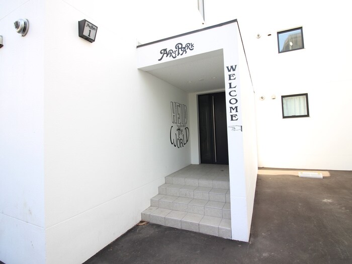 物件外観写真3　(エントランス部分)