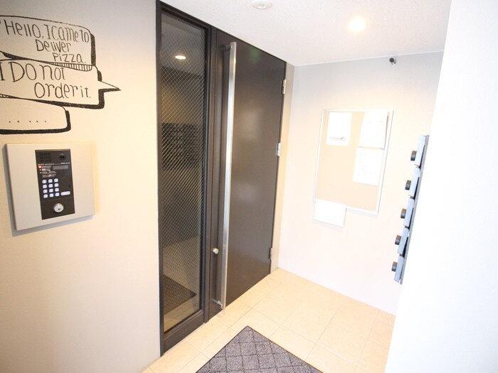 物件外観写真4　(エントランス部分)