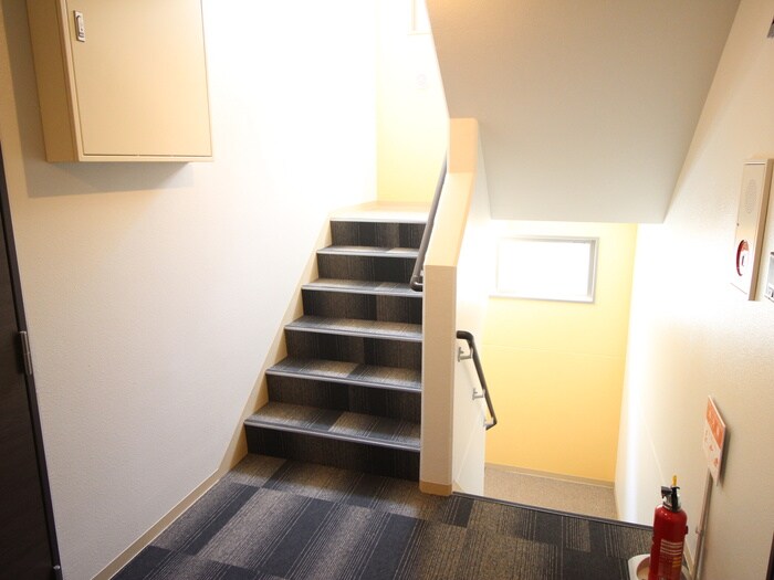 物件外観写真6　(エントランス部分)