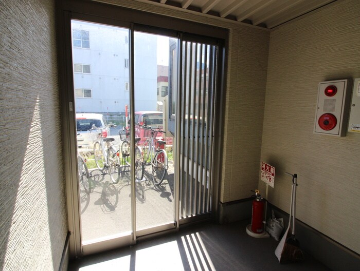 物件外観写真4　(エントランス部分)