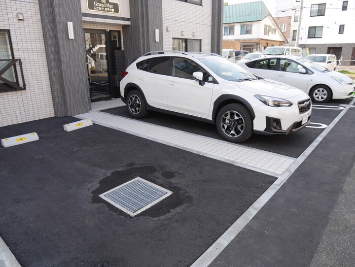 物件外観写真3　(駐車場)