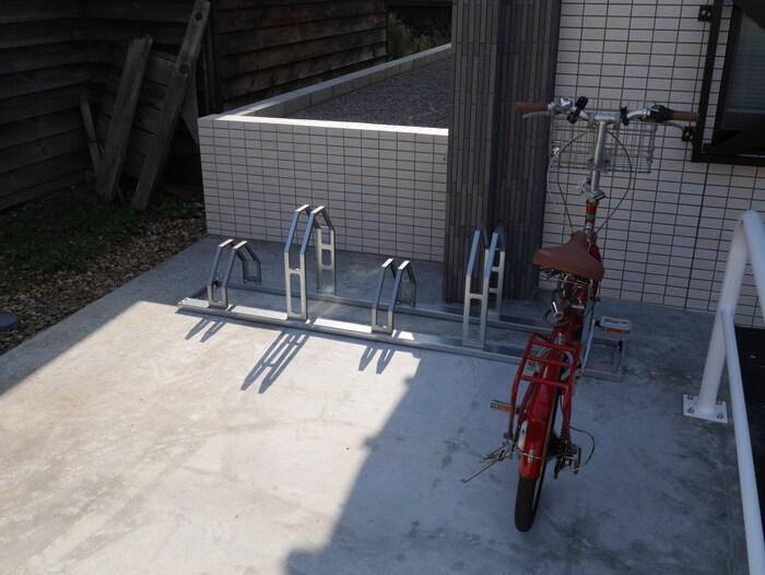 物件外観写真4　(駐輪場)