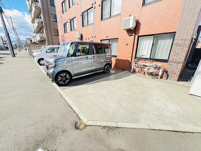 物件外観写真3　(駐車場)