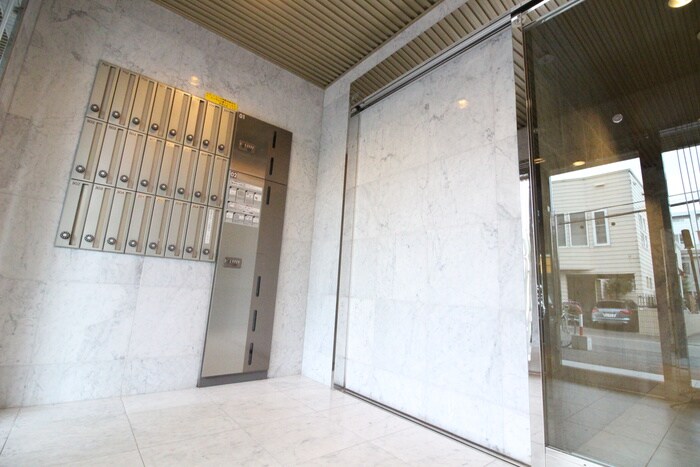 物件外観写真3　(エントランス部分)