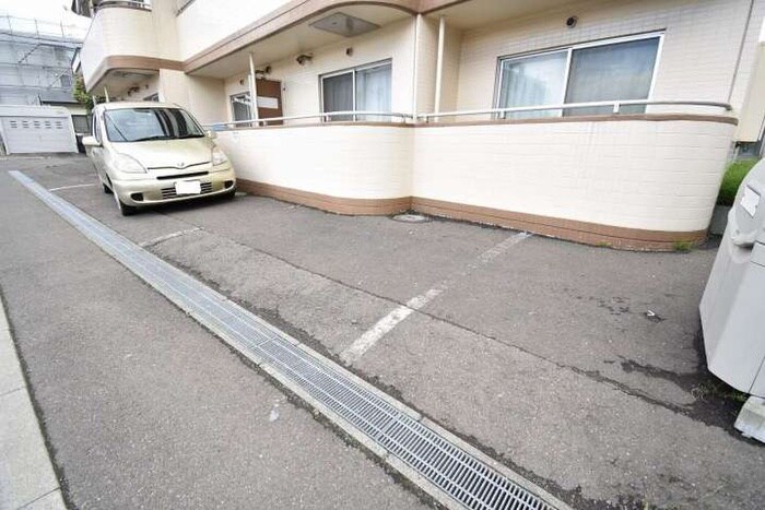 物件外観写真6　(駐車場)