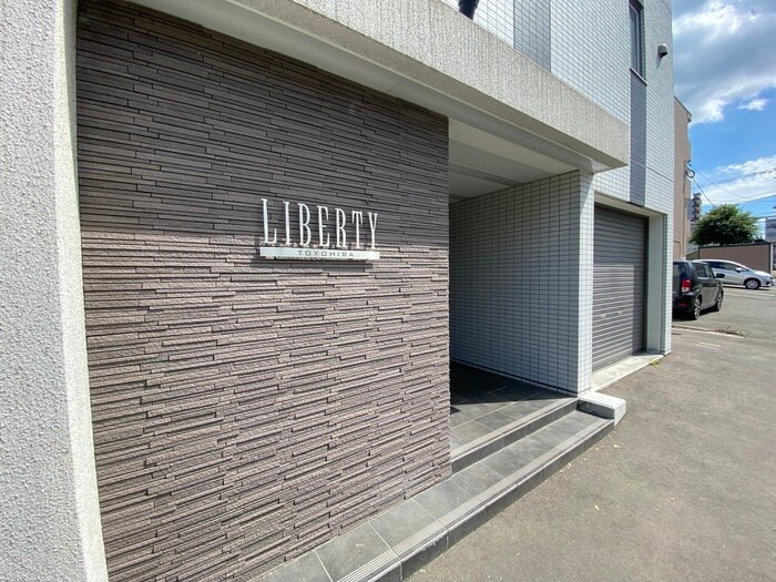 物件外観写真4　(エントランス部分)