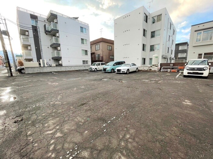 物件外観写真5　(駐車場)