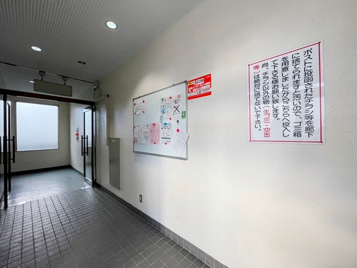 物件外観写真6　(エントランス部分)