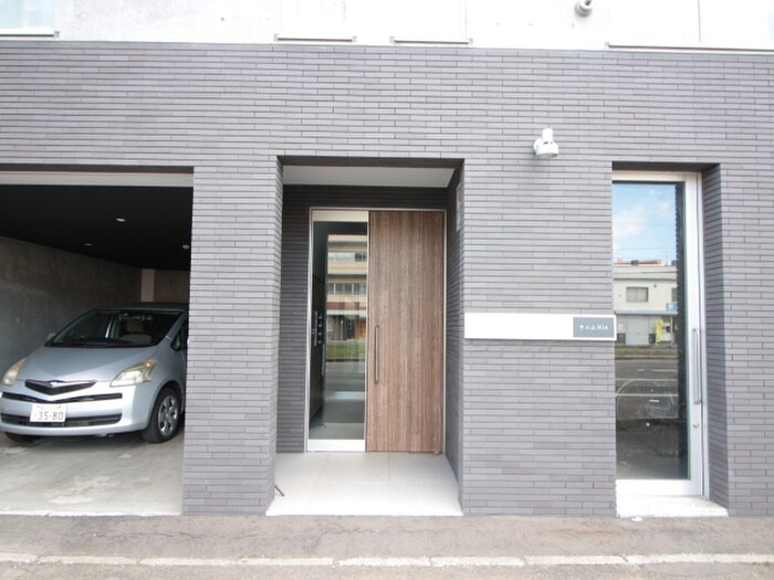 物件外観写真2　(エントランス部分)