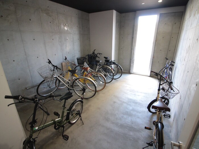 物件外観写真5　(駐輪場)