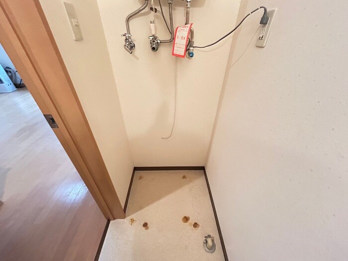 物件内観写真16　(洗濯機置場)
