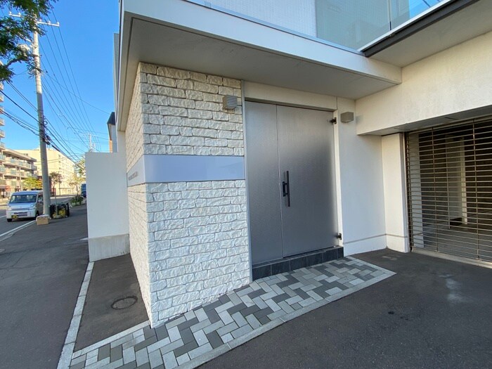 物件外観写真2　(エントランス部分)